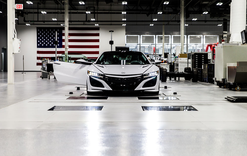 Bên trong nhà máy của Acura có rất ít máy móc hỗ trợ và rô-bốt