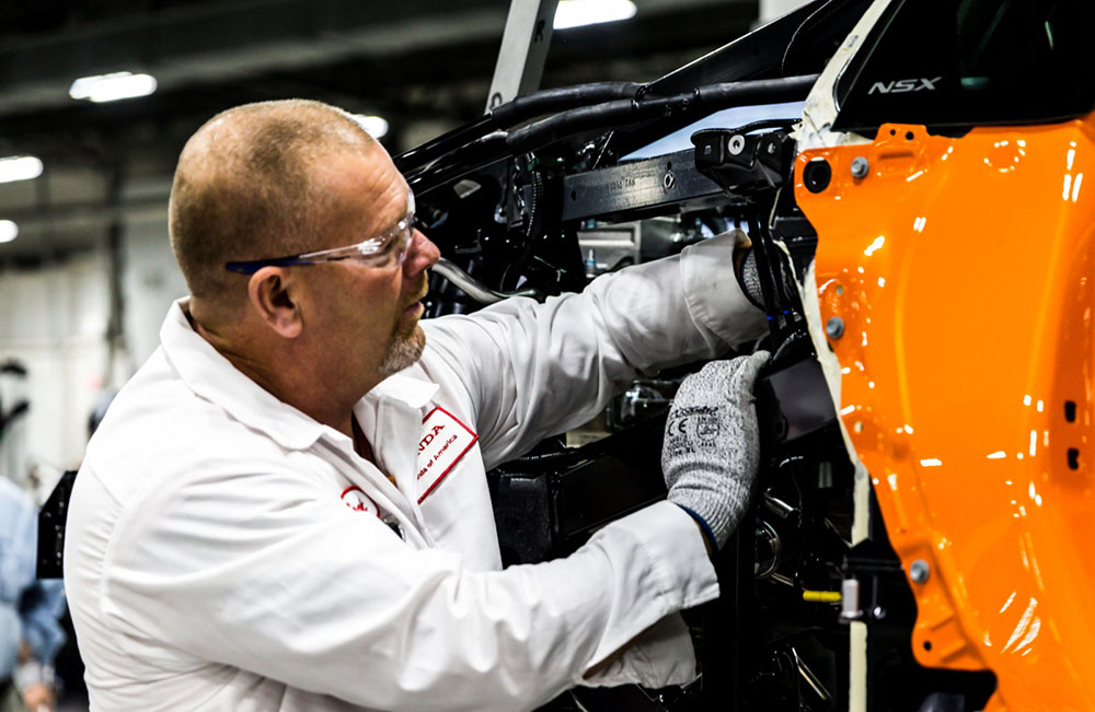 Một kỹ thuật viên đang lắp ráp siêu xe Acura NSX trong nhà máy