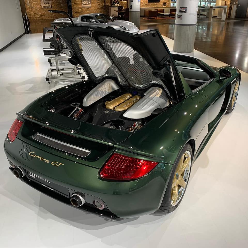 Carrera GT từng nhận danh hiệu Best Dream Machine (cỗ máy đáng mơ ước nhất) của chương trình TV MotorWeek vào năm 2005 Carrera GT từng nhận danh hiệu Best Dream Machine (cỗ máy đáng mơ ước nhất) của chương trình TV MotorWeek vào năm 2005