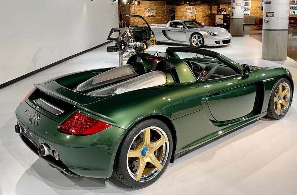 2 chiếc Porsche Carrera GT tại sự kiện Porsche 70th Anniversary Auction diễn ra gần đây  2 chiếc Porsche Carrera GT tại sự kiện Porsche 70th Anniversary Auction diễn ra gần đây