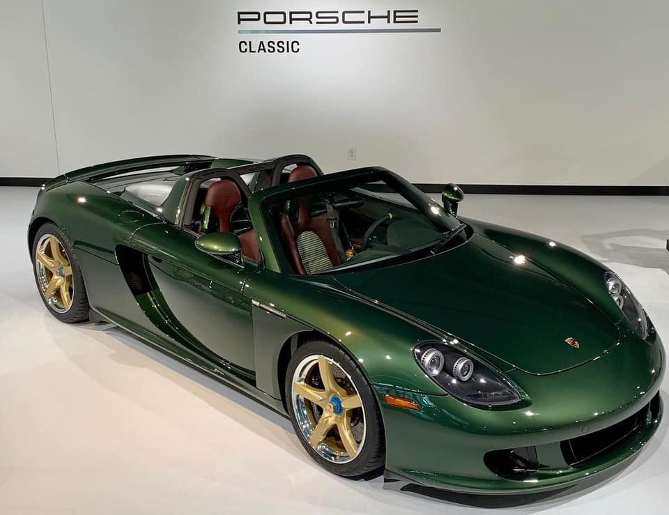 Nội thất của chiếc Carrera GT này có ghế ngồi bọc da màu đỏ cùng phần lưng ghế được hoàn thành với 2 màu là xám và đen Nội thất của chiếc Carrera GT này có ghế ngồi bọc da màu đỏ cùng phần lưng ghế được hoàn thành với 2 màu là xám và đen