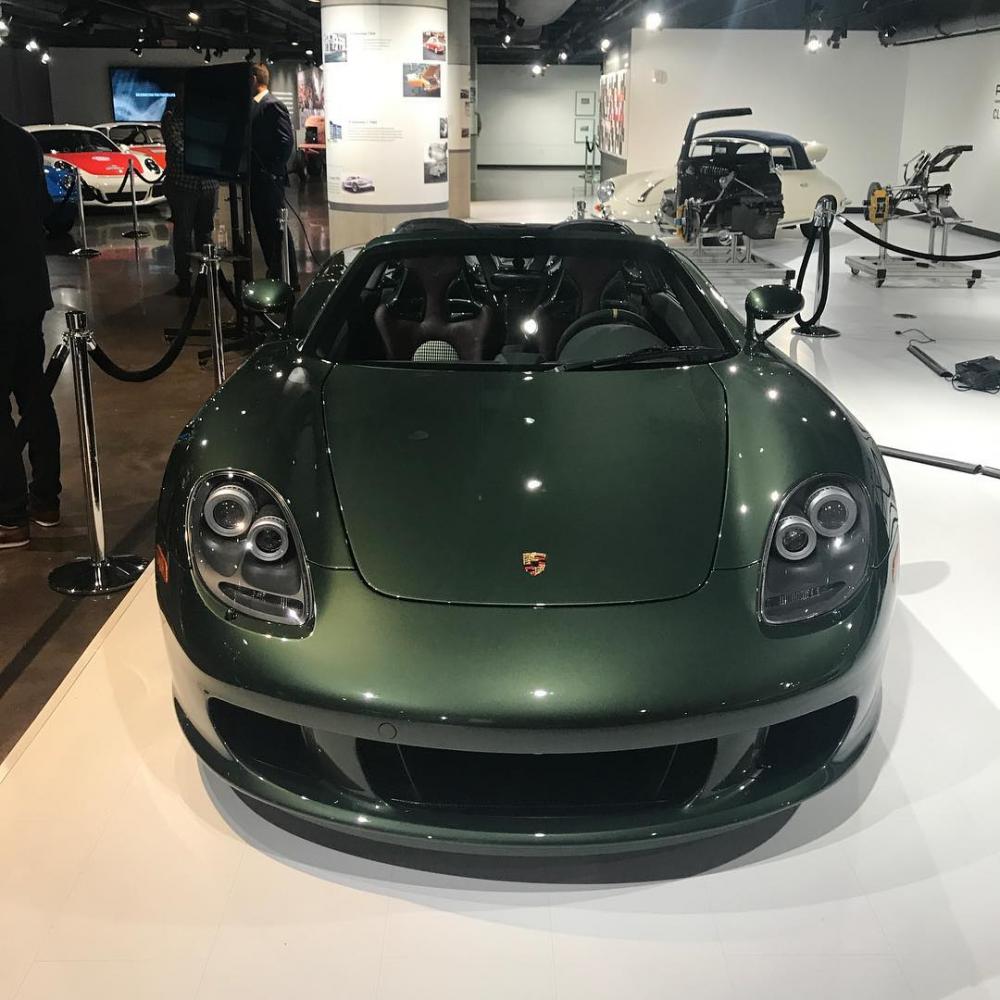 Ý tưởng cho bộ áo Oak Green Metallic trên chiếc Porsche Carrera GT được chủ nhân siêu xe này gợi ý cùng Giám đốc đảm nhận việc phục chế những chiếc xe của Porsche trong một bữa ăn trưa Ý tưởng cho bộ áo Oak Green Metallic trên chiếc Porsche Carrera GT được chủ nhân siêu xe này gợi ý cùng Giám đốc đảm nhận việc phục chế những chiếc xe của Porsche trong một bữa ăn trưa