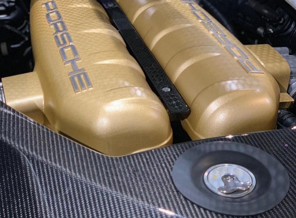 Siêu xe Porsche Carrera GT được trang bị động cơ V10, dung tích 5,7 lít, sản sinh công suất tối đa 605 mã lực Siêu xe Porsche Carrera GT được trang bị động cơ V10, dung tích 5,7 lít, sản sinh công suất tối đa 605 mã lực