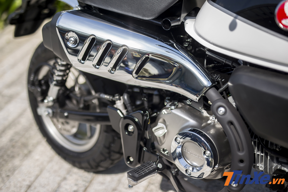 Ống xả trên Honda Monkey cũng được thiết kế ấn tượng với phần ốp ống cả mạ crome sáng bóng.