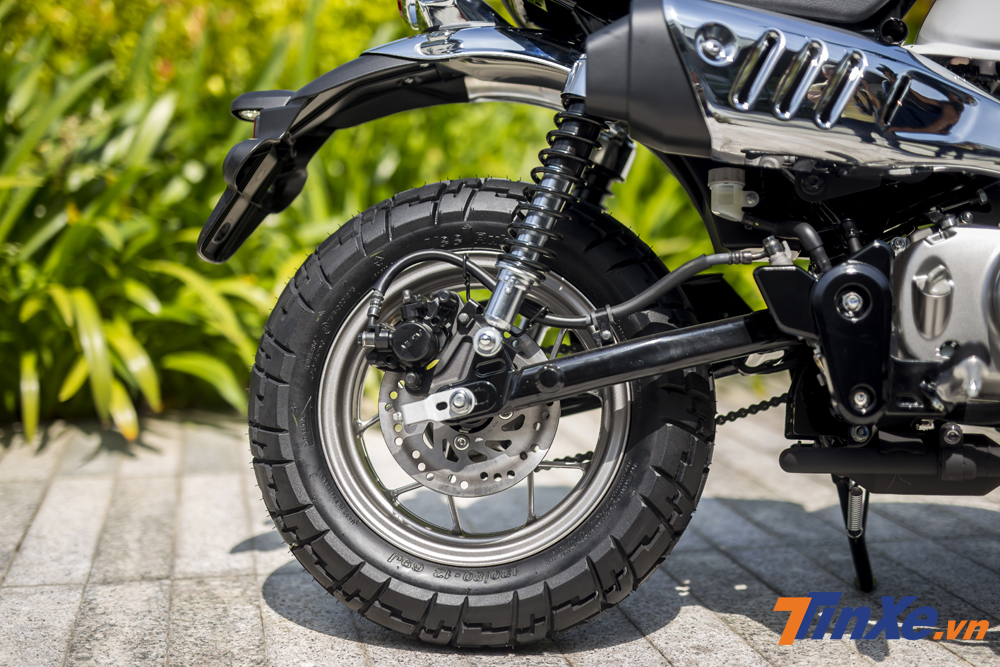 Phanh đĩa là một điều không thể thiếu trên cả 2 bánh xe Honda Monkey. Đáng tiếc là hệ thống chống bó cứng phanh ABS không được trang bị trên mẫu xe này.