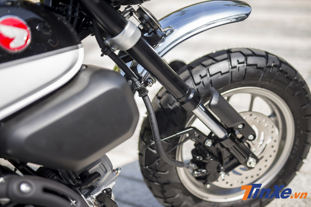 Một điểm nhấn trong thiết kế của Honda Monkey còn là cặp giảm sóc hành trình ngược USD.