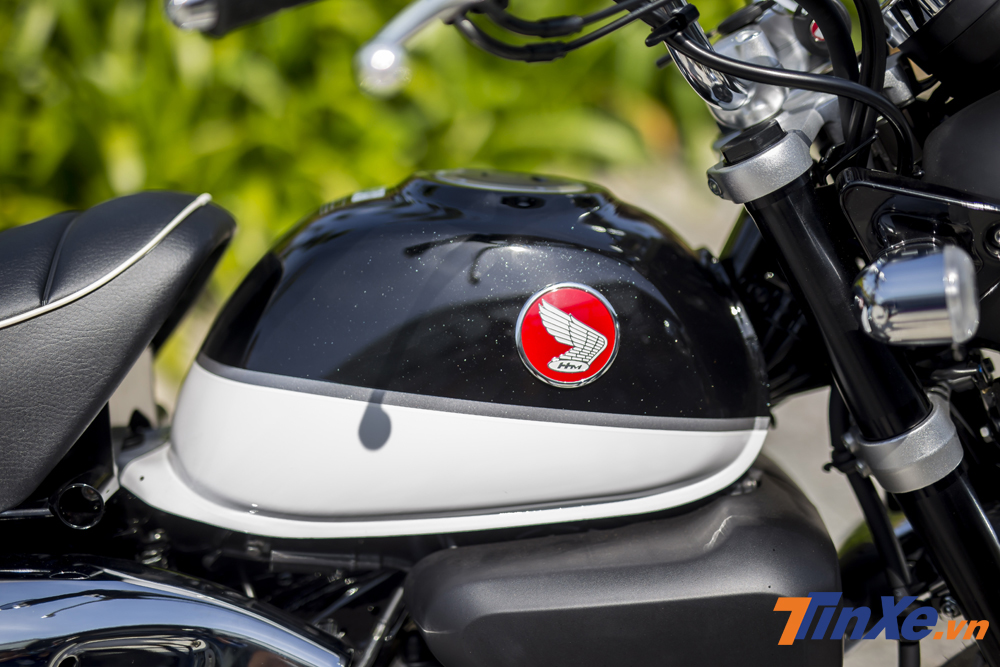 Bình xăng nhỏ gọn có dung tích 5,6 lít được trang bị trên Honda Monkey cùng với logo đôi cánh của Honda.