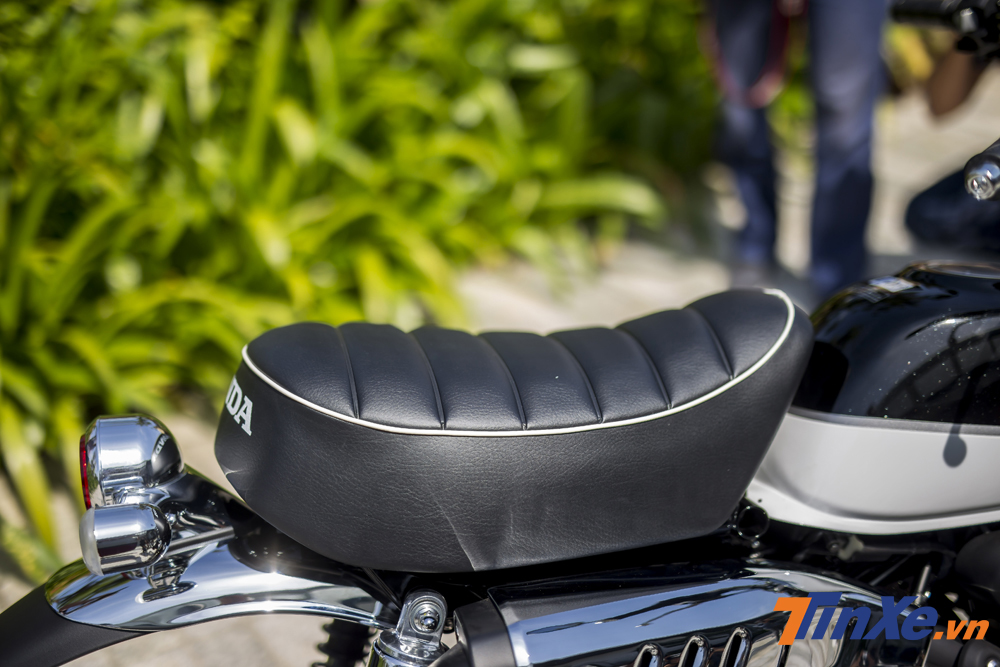 Yên xe to bản với thiết kế cá tính. Kích thước của yên xe Honda Monkey dường như chỉ phù hợp để ngồi một người.