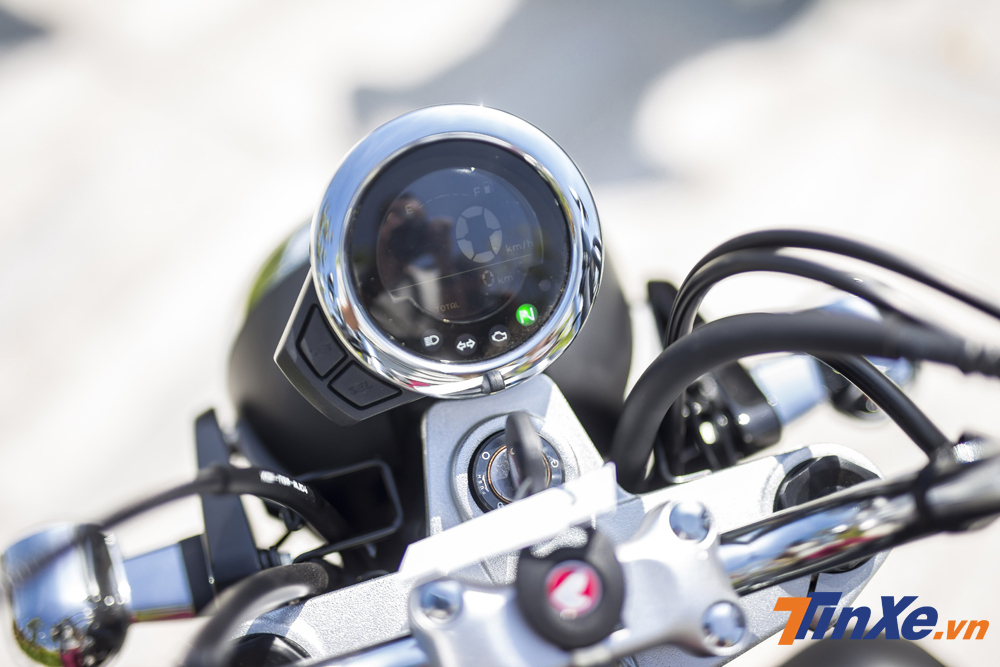 Đồng hồ hiển thị trên đầu xe cũng là một màn hình điện tử được thiết kế dạng tròn gọn gàng rất đồng bộ với tổng quan thiết kế của Honda Monkey.