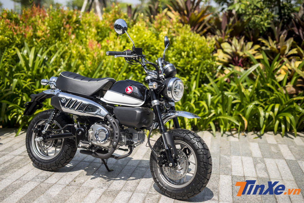 Tổng quan thiết kế của Honda Monkey vẫn mang những đường nét cổ điển với đèn pha dạng tròn, bình xăng giọt lệ, yên liền to bản,....