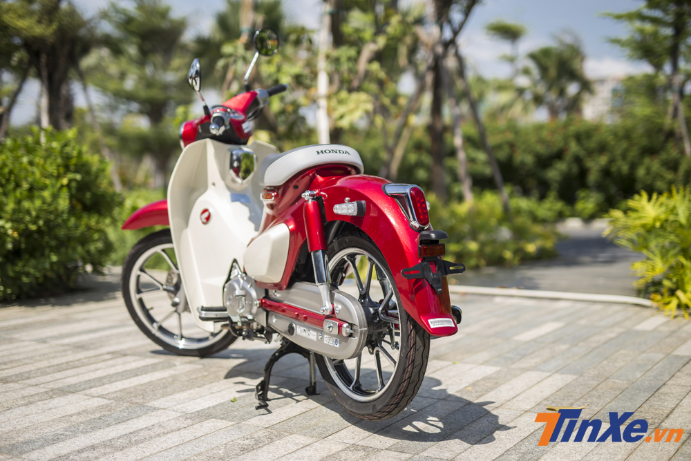 Honda Cub C125 khá khác biệt khi nhìn từ phía sau nhờ vào thiết kế mới của đèn hậu và xi-nhan báo rẽ. Honda Cub C125 khá khác biệt khi nhìn từ phía sau nhờ vào thiết kế mới của đèn hậu và xi-nhan báo rẽ.