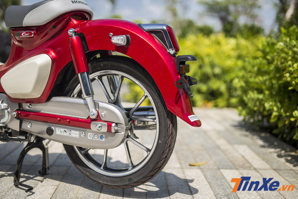 Và phanh tang trống ở bánh sau. Với thiết kế vành mới, Honda Cub C125 khá cá tính nhưng với những người trót say mê vẻ đẹp cổ điển của Honda Cub thì vẫn có ý kiến thích vành căm lốp có xăm truyền thống. Và phanh tang trống ở bánh sau. Với thiết kế vành mới, Honda Cub C125 khá cá tính nhưng với những người trót say mê vẻ đẹp cổ điển của Honda Cub thì vẫn có ý kiến thích vành căm lốp có xăm truyền thống.