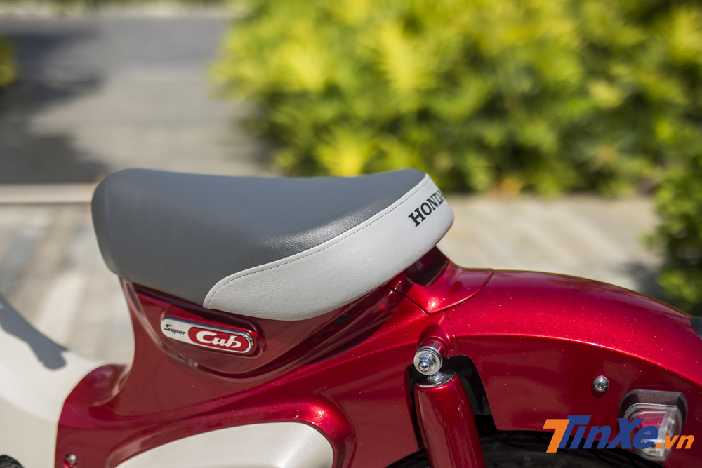 Honda Cub C125 sở hữu yên xe đơn. Và để có thể trở được hai người thì khách hàng Việt sẽ phải mua thêm phụ kiện để lắp phía sau xe. Honda Cub C125 sở hữu yên xe đơn. Và để có thể trở được hai người thì khách hàng Việt sẽ phải mua thêm phụ kiện để lắp phía sau xe.