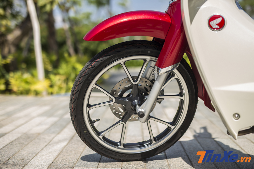 Honda Cub C125 sở hữu vành hợp kim đa chấu cùng lốp không xăm kích thước 17. Có thể dễ dàng nhận ra mẫu xe này được trang bị phanh đĩa ở bánh trước. Honda Cub C125 sở hữu vành hợp kim đa chấu cùng lốp không xăm kích thước 17. Có thể dễ dàng nhận ra mẫu xe này được trang bị phanh đĩa ở bánh trước.