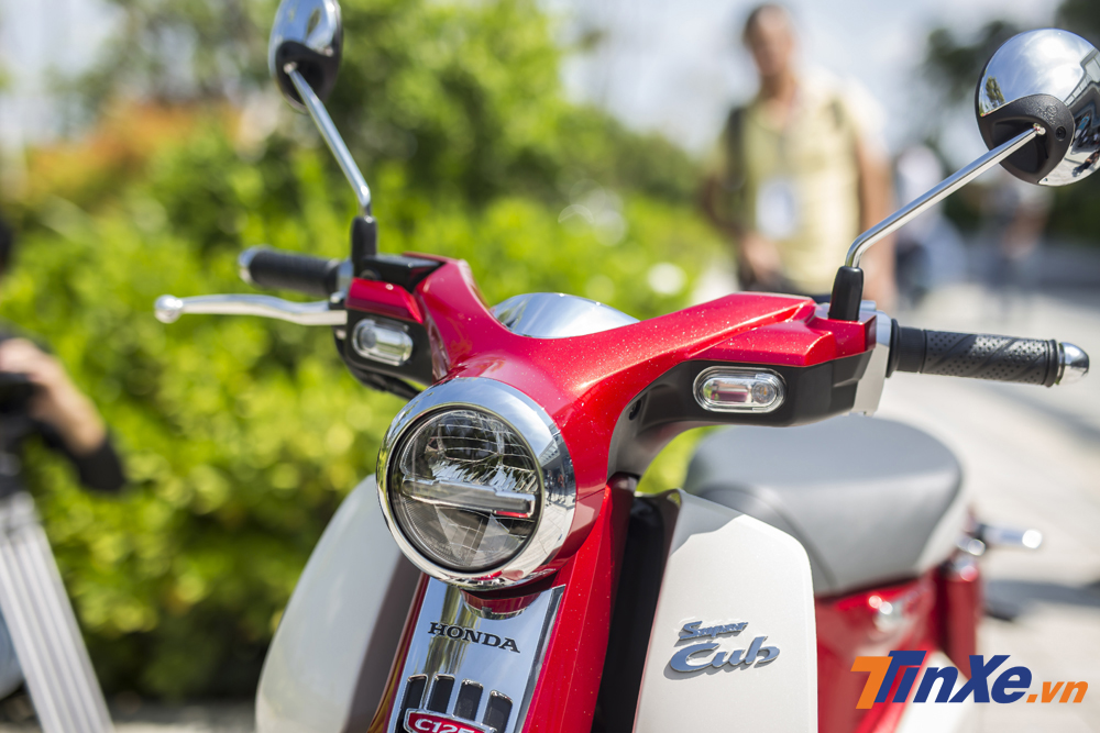 Dù có thiết kế mang nhiều đường nét cổ điển nhưng cơ bản thì Honda Cub C125 vẫn mang dáng vẻ hiện đại nhờ vào hệ thống đèn chiếu sáng dạng LED cũng như các chi tiết thiết kế mới của xi-nhan và đèn hậu. Những điểm này mang lại chút cảm giác tươi mới hơn cho Honda Cub C125. Dù có thiết kế mang nhiều đường nét cổ điển nhưng cơ bản thì Honda Cub C125 vẫn mang dáng vẻ hiện đại nhờ vào hệ thống đèn chiếu sáng dạng LED cũng như các chi tiết thiết kế mới của xi-nhan và đèn hậu. Những điểm này mang lại chút cảm giác tươi mới hơn cho Honda Cub C125.