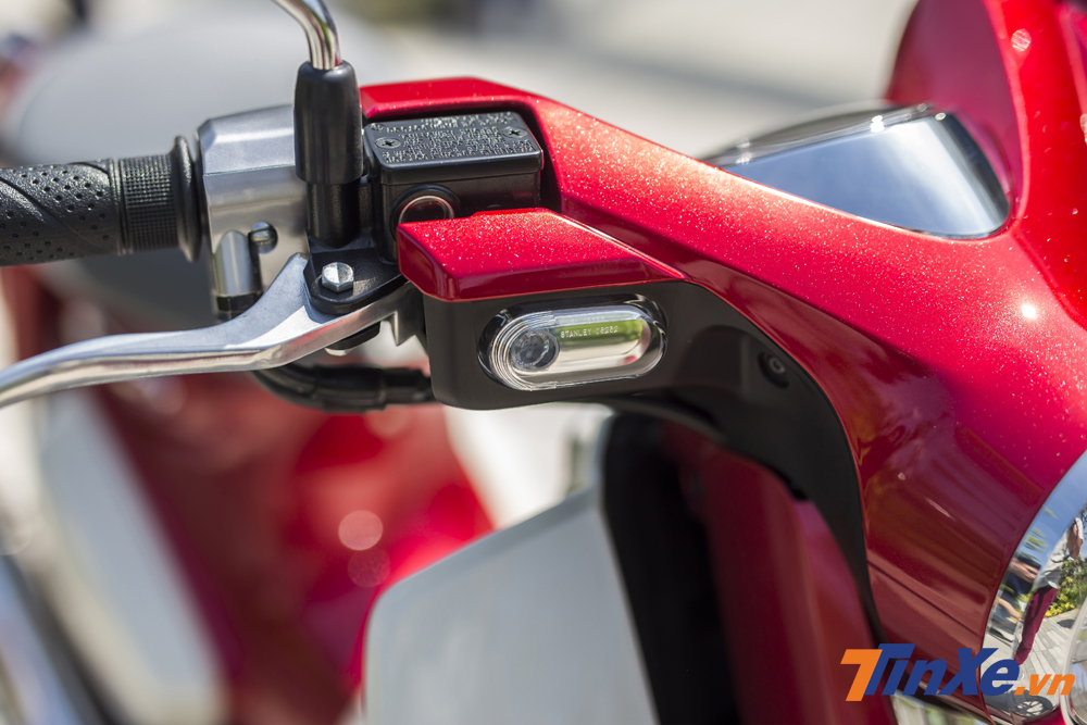 Xi-nhan dạng LED có thiết kế mới khác biệt so với xi-nhan quả nhót cổ điển trước đây. Xi-nhan dạng LED có thiết kế mới khác biệt so với xi-nhan quả nhót cổ điển trước đây.