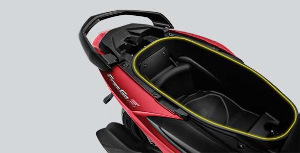 Một trong những điểm cộng trên chiếc xe là bộ cốp siêu rộng với 25 lít có thể sánh ngang với cốp của Honda Lead với khả năng chứa đồ khủng.