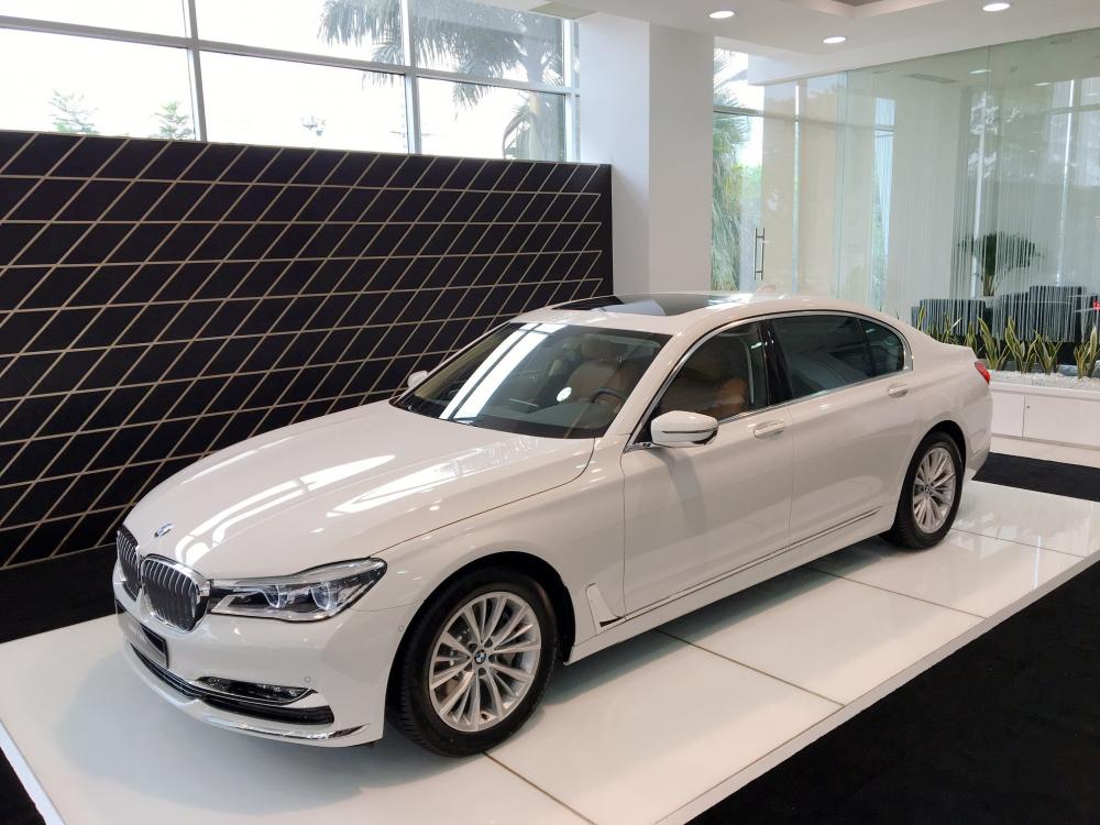  BMW - La serie se ha vendido en distribuidores vietnamitas, con un precio de , mil millones de dong