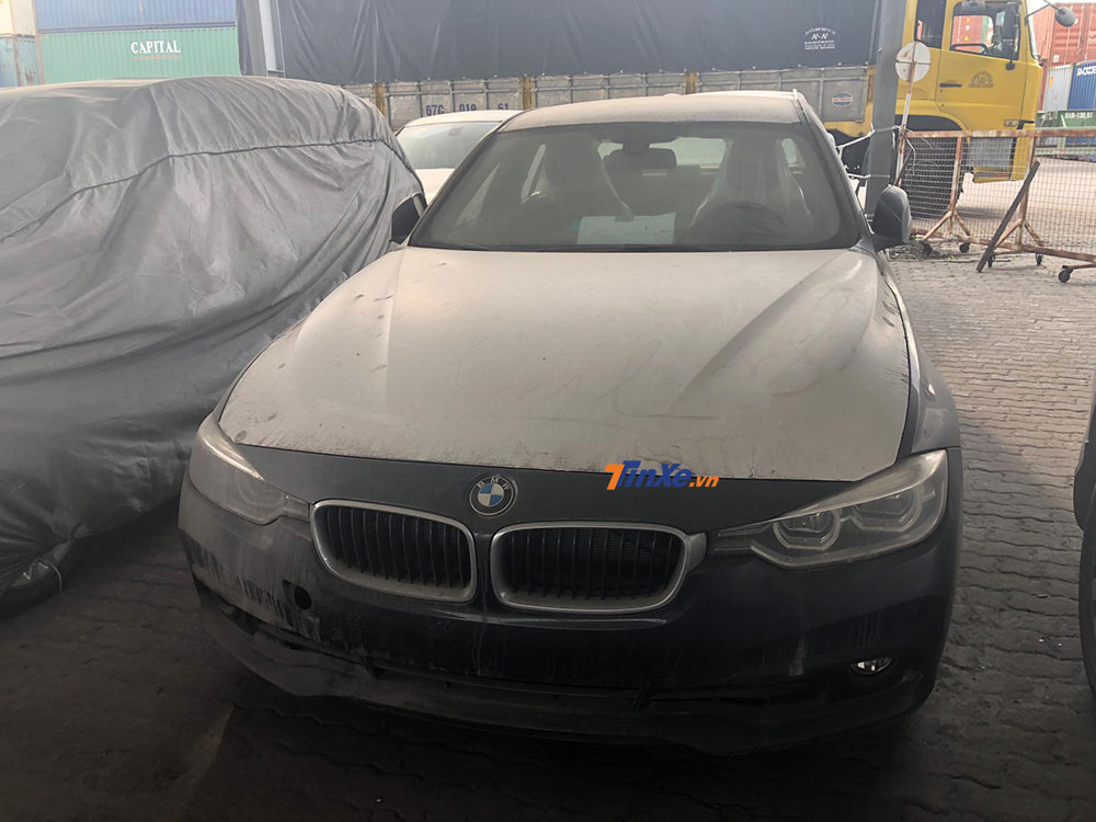 Những chiếc BMW nằm tại cảng VICT trong tình trạng phủ bụi khắp nơi Những chiếc BMW nằm tại cảng VICT trong tình trạng phủ bụi khắp nơi