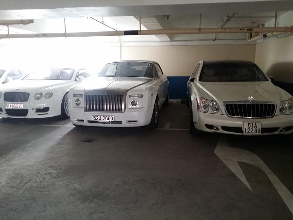 Một chiếc Maybach 62S khác mang màu sơn trắng của doanh nhân Sài thành Một chiếc Maybach 62S khác mang màu sơn trắng của doanh nhân Sài thành