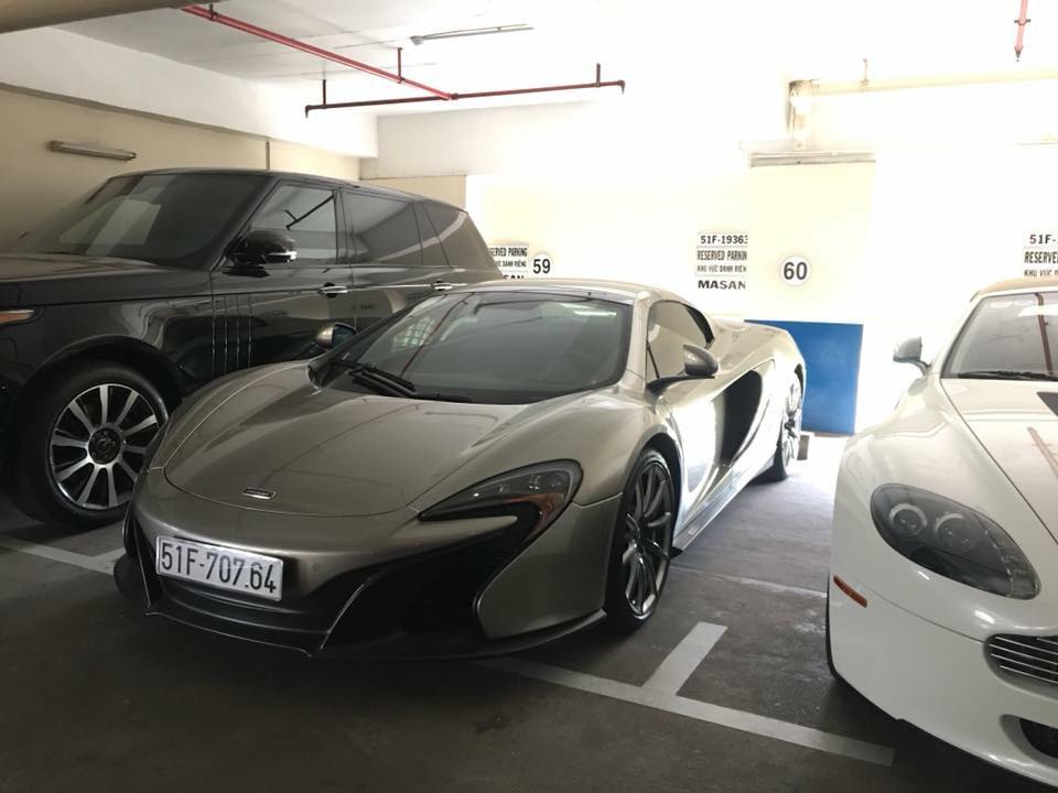 McLaren 650S Spider MSO đỗ giữa chiếc siêu xe Aston Martin V8 Vantage mui trần màu trắng và Range Rover McLaren 650S Spider MSO đỗ giữa chiếc siêu xe Aston Martin V8 Vantage mui trần màu trắng và Range Rover