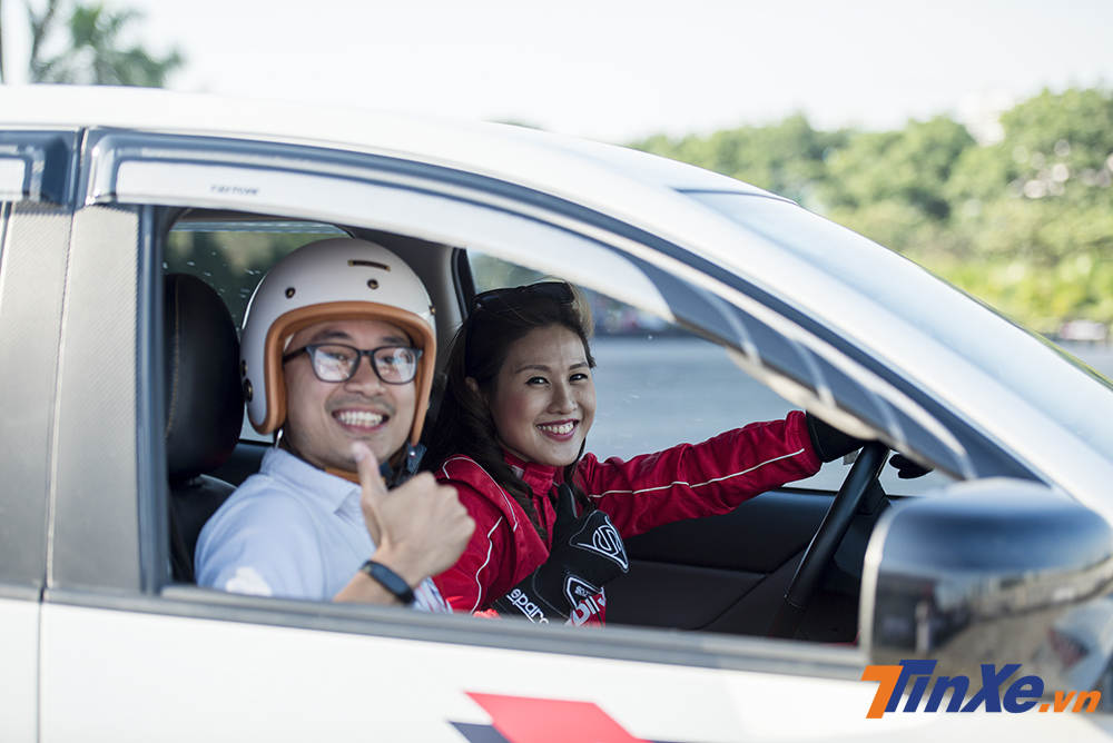 Phóng viên Tin Xe trải nghiệm cảm giác đồng hành cùng nữ drifter Leona Chin trong những pha trình diễn của cô.
