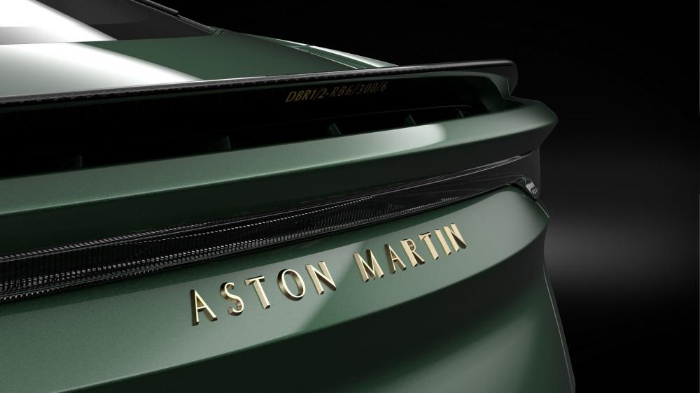 Dòng chữ Aston Martin màu đồng trên đuôi xe Dòng chữ Aston Martin màu đồng trên đuôi xe