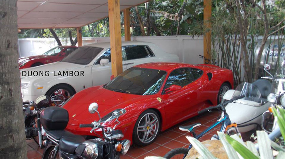 Ferrari F430 màu đỏ trong garage của Chủ tịch Trung Nguyên tại quận 2
