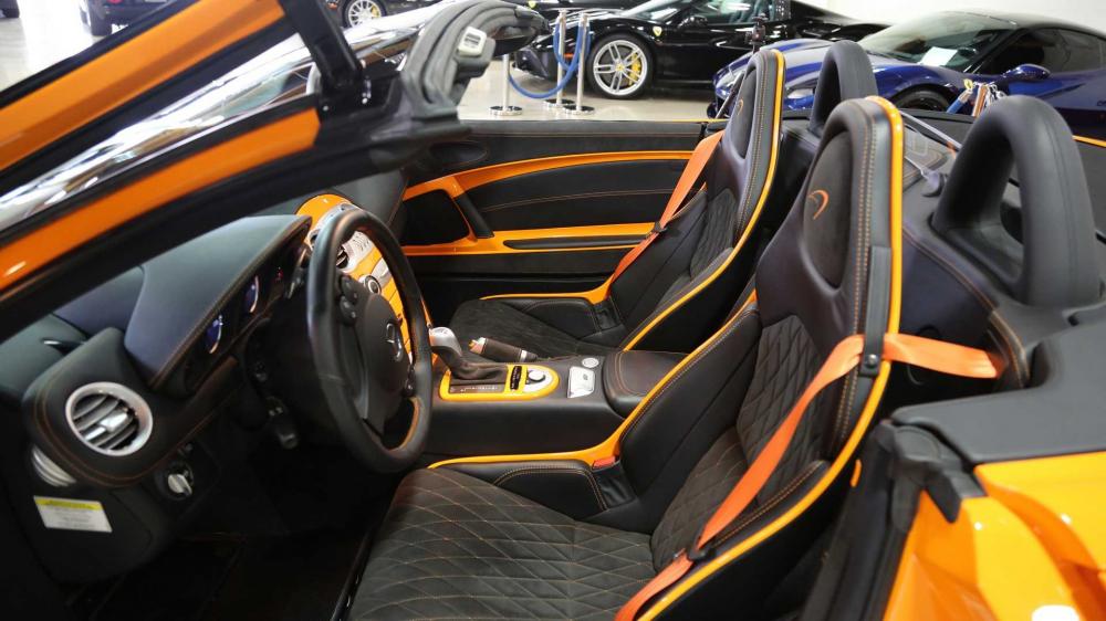 MSO còn cải tiến bên trong khoang lái của siêu xe Mercedes-Benz SLR McLaren Edition Roadster bao gồm cặp ghế ngồi thể thao bọc da cao cấp màu đen kết hợp cùng sọc cam MSO còn cải tiến bên trong khoang lái của siêu xe Mercedes-Benz SLR McLaren Edition Roadster bao gồm cặp ghế ngồi thể thao bọc da cao cấp màu đen kết hợp cùng sọc cam