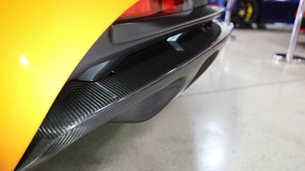 Và đuôi xe bằng sợi carbon bóng  Và đuôi xe bằng sợi carbon bóng