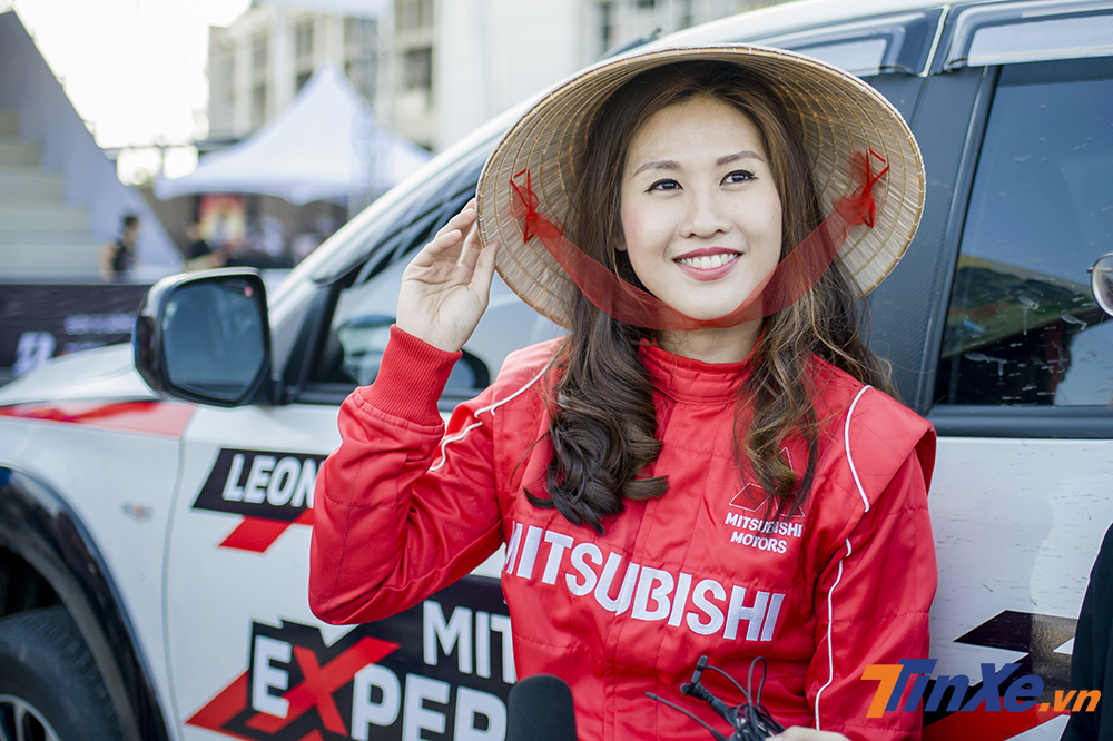 Leona Chin xinh đẹp trong chiếc nón lá của Việt Nam.