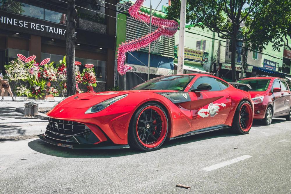 Siêu xe Ferrari F12 Berlinetta độ Duke Dynamics của một doanh nhân tại Vũng Tàu đỗ trước nhà hàng của Cường Đô-la khai trương vào tuần trước