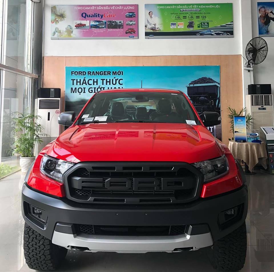 Cận cảnh Ford Ranger Raptor màu đỏ giá gần 1,2 tỷ đồng