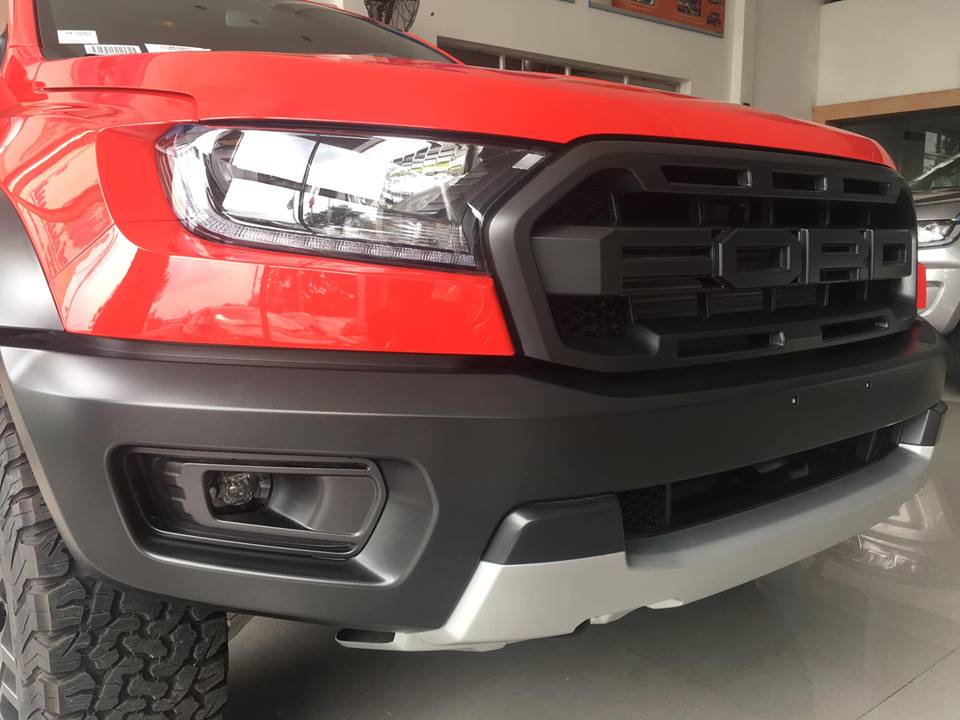 Ford Ranger Raptor màu đỏ trông ấn tượng hơn ở nước sơn