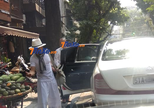 Chủ tịch Trung Nguyên đã mua của người phụ nữ bán cam đúng 1 trái cam và gửi lại số tiền được cho khoảng 1 triệu đồng Chủ tịch Trung Nguyên đã mua của người phụ nữ bán cam đúng 1 trái cam và gửi lại số tiền được cho khoảng 1 triệu đồng