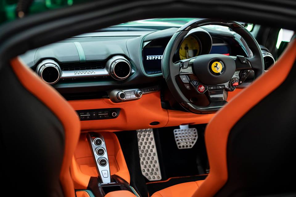 Điểm nhấn siêu xe này còn có các chi tiết được bọc da màu đen, carbon hay bằng kim loại