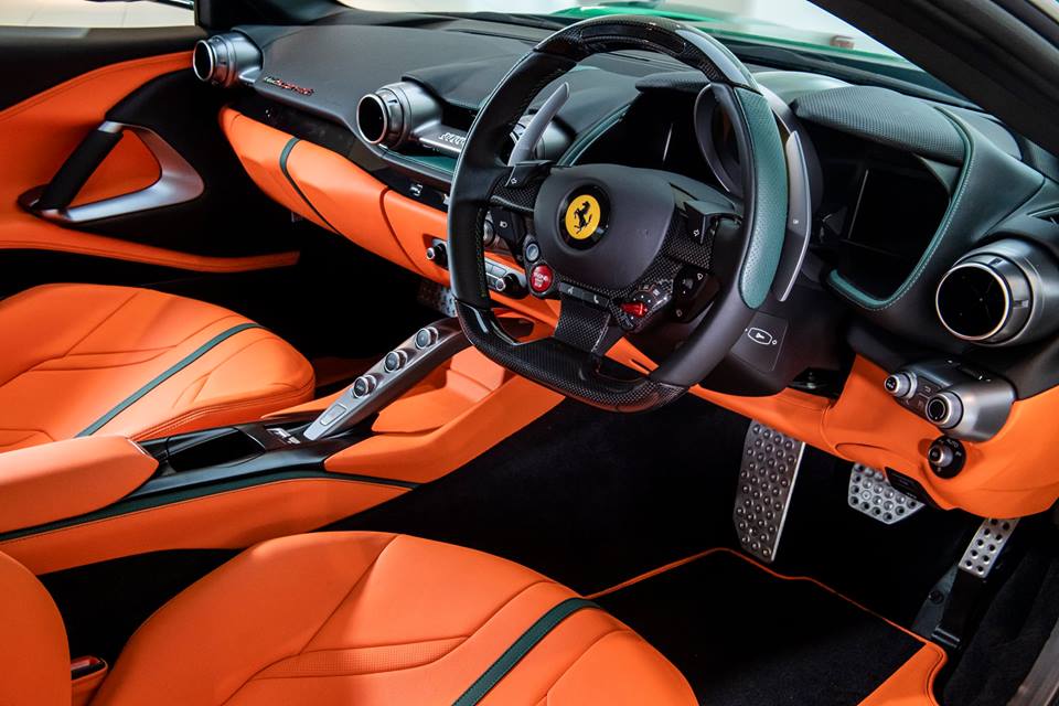 Bên trong khoang lái siêu xe Ferrari 812 Superfast màu xanh Green Jewel tại Singapore có nội thất bọc da màu cam nổi bần bật