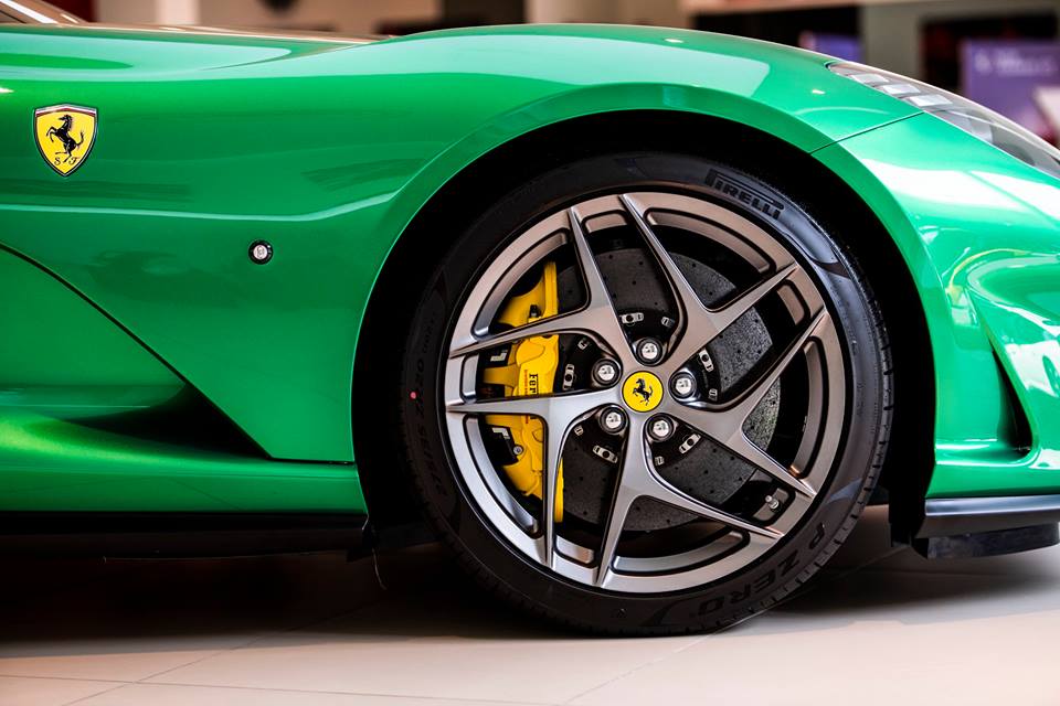 Siêu xe Ferrari 812 Superfast Green Jewel tại Singapore còn có điểm nhấn ở bộ mâm sơn màu tối