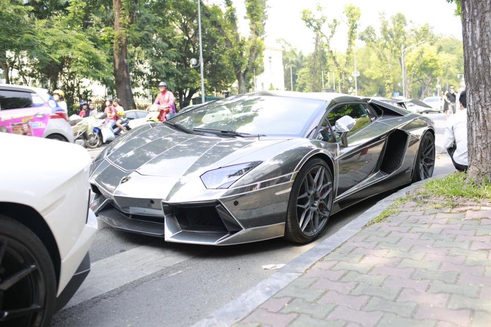 Lamborghini Aventador LP700-4 Roadster màu crôm Lamborghini Aventador LP700-4 Roadster màu crôm