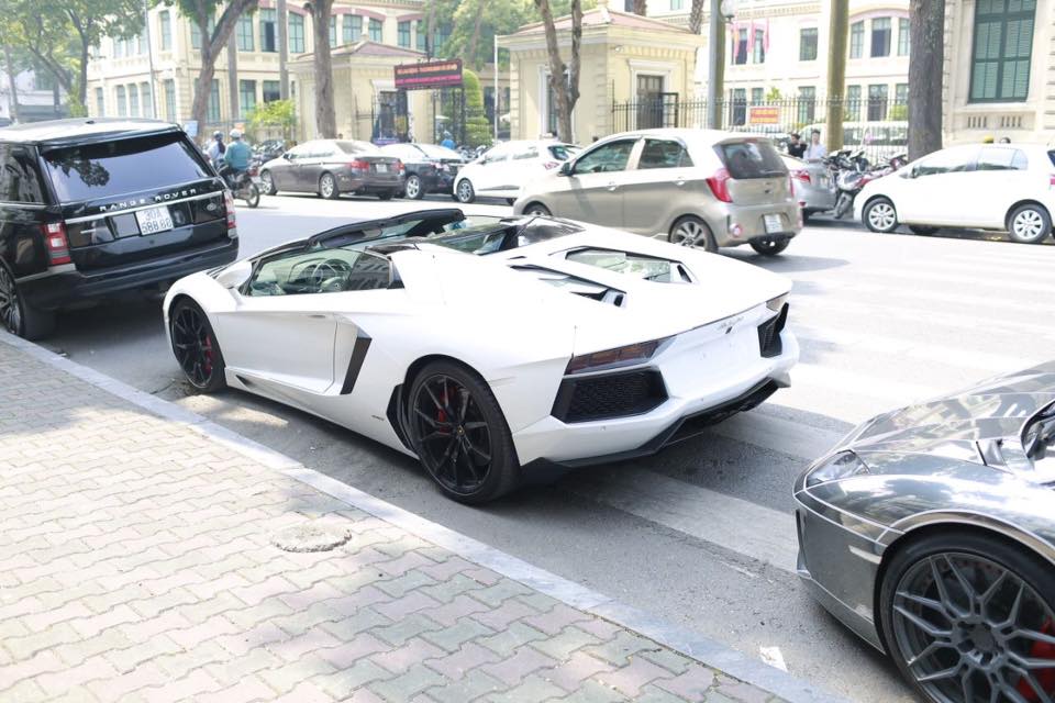 Lamborghini Aventador LP700-4 Roadster màu trắng Lamborghini Aventador LP700-4 Roadster màu trắng