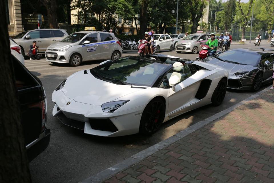 Cặp đôi siêu xe Lamborghini Aventador LP700-4 Roadster trước khách sạn Sofitel Metropole tại Hà Nội Cặp đôi siêu xe Lamborghini Aventador LP700-4 Roadster trước khách sạn Sofitel Metropole tại Hà Nội