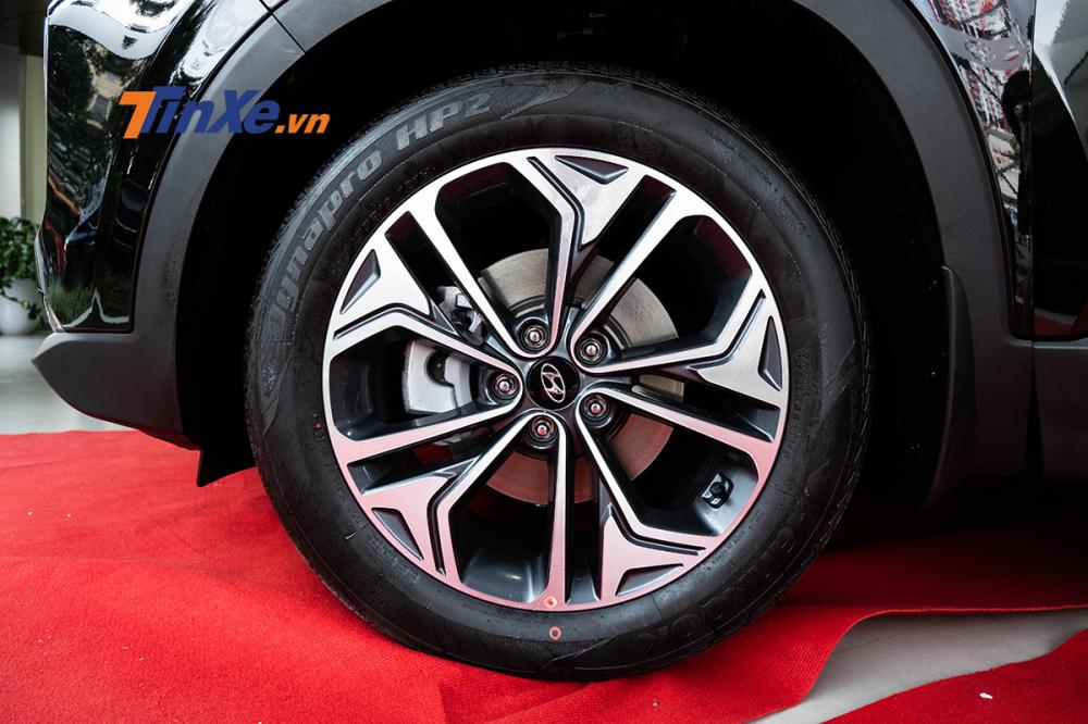 Soi kỹ Hyundai Santa Fe 2019 bản máy dầu đặc biệt xuất hiện tại đại lý