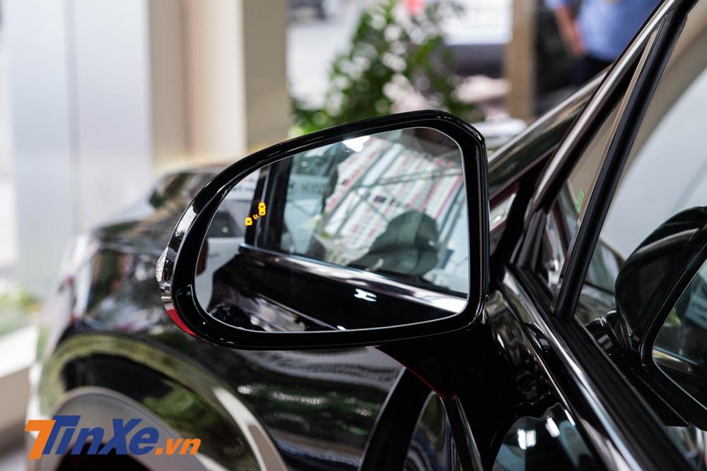 Bên cạnh các cảm biến đặt xung quanh xe, Santa Fe 2019 cũng có camera lùi