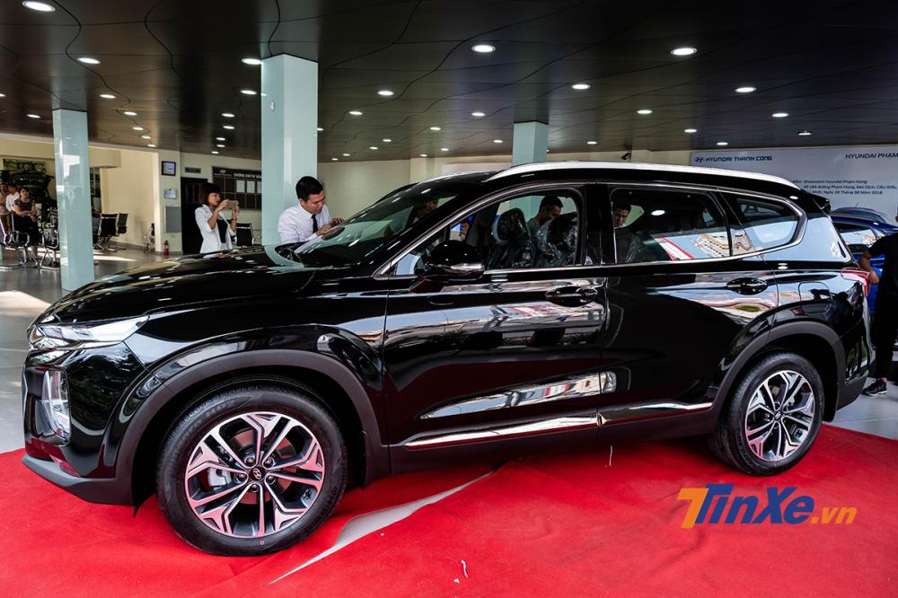 Soi kỹ Hyundai Santa Fe 2019 bản máy dầu đặc biệt xuất hiện tại đại lý