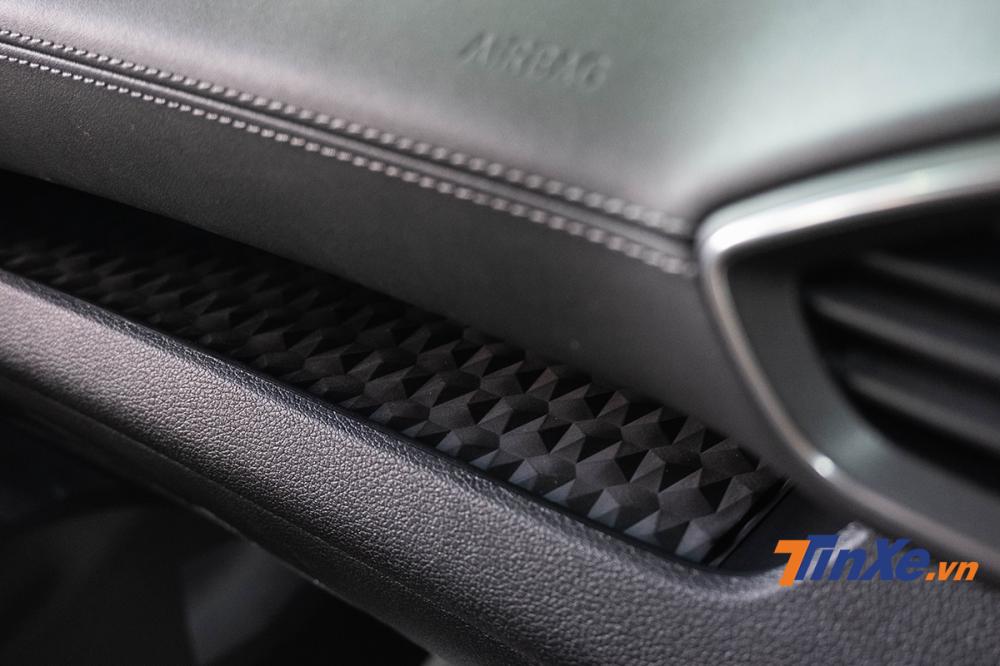 Soi kỹ Hyundai Santa Fe 2019 bản máy dầu đặc biệt xuất hiện tại đại lý