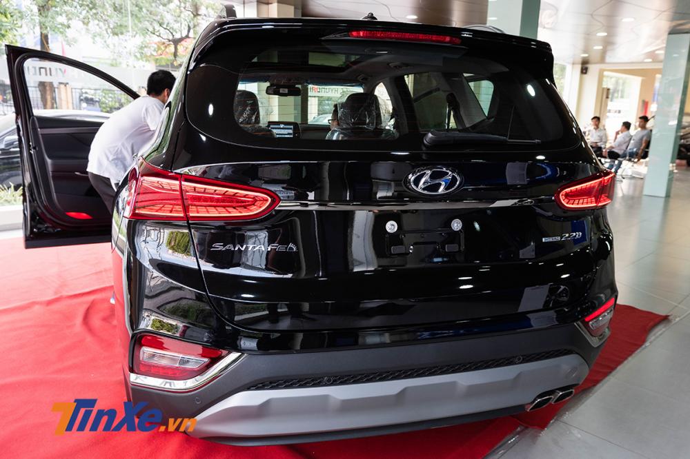 Soi kỹ Hyundai Santa Fe 2019 bản máy dầu đặc biệt xuất hiện tại đại lý