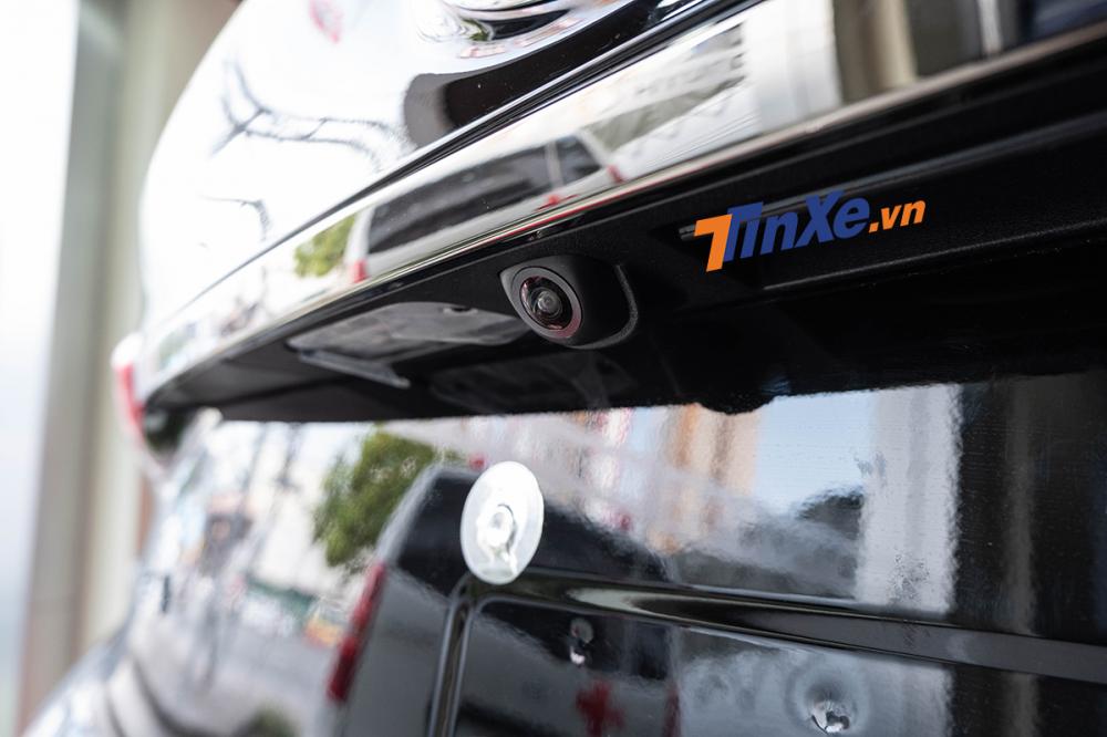 Bên cạnh các cảm biến đặt xung quanh xe, Santa Fe 2019 cũng có camera lùi