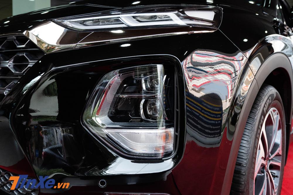 Soi kỹ Hyundai Santa Fe 2019 bản máy dầu đặc biệt xuất hiện tại đại lý