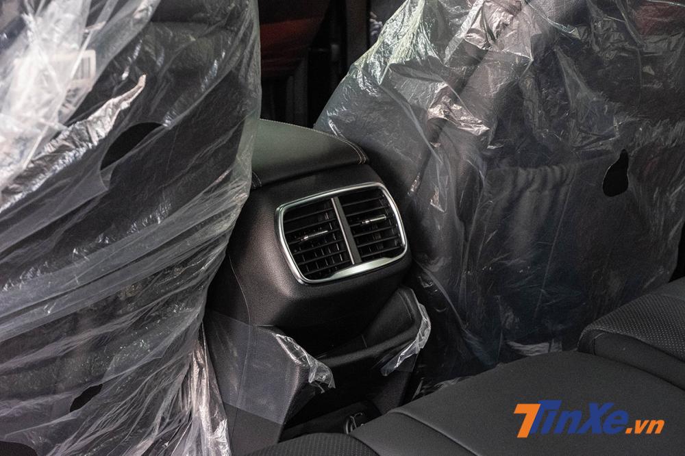 Soi kỹ Hyundai Santa Fe 2019 bản máy dầu đặc biệt xuất hiện tại đại lý