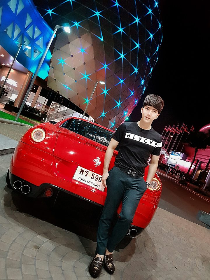 Doanh nhân Thái bên cạnh chiếc Ferrari 599 GTB Fiorano lúc chưa đổi sang bộ áo màu hồng nữ tính